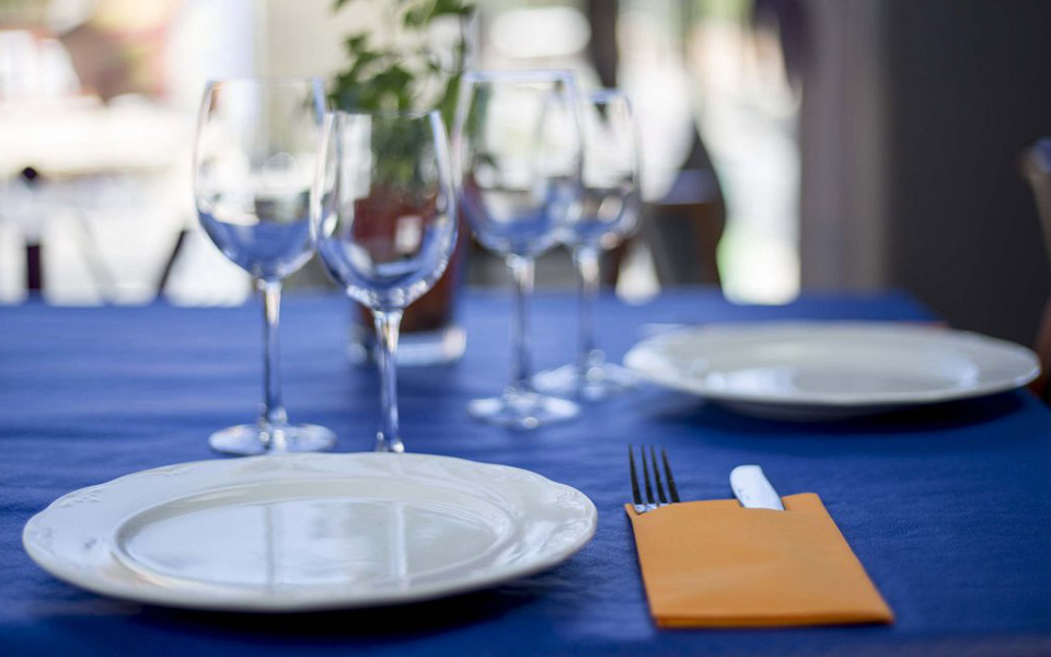 مفرش طاولة غير منسوج